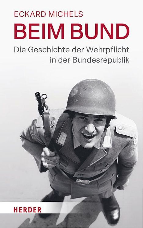 "ECKARD MICHELS - BEIM BUND: Die Geschichte der Wehrpflicht in der Bundesrepublik." Ein Soldat schaut lächelnd nach oben.