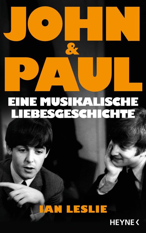 Großer orangefarbener Text: "JOHN & PAUL". Darunter: "EINE MUSIKALISCHE LIEBESGESCHICHTE". Unten: "IAN LESLIE" und "HEYNE".