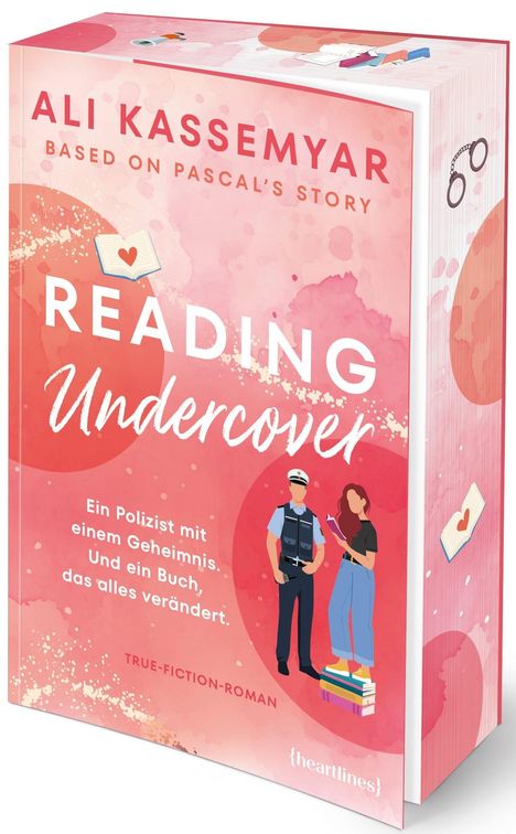 „Reading Undercover“ – Ein Polizist mit Geheimnis verändert durch Buch alles. Illustration eines Polizeibeamten und einer Frau.