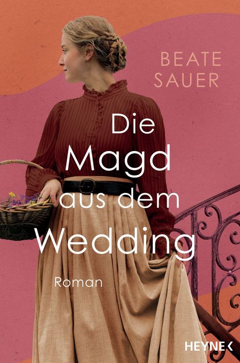 "Die Magd aus dem Wedding" von Beate Sauer, Roman. Frau mit geflochtenen Haaren trägt Korb, rotes Oberteil, beiger Rock.