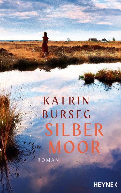 Text: "Katrin Burseg, Silbermoor, Roman, Heyne." Landschaft mit Frau in rotem Kleid, Moor, Himmelsspiegeldung im Wasser.