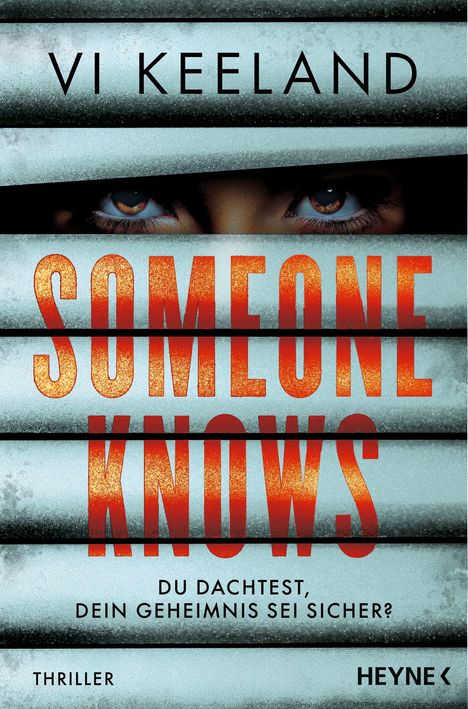 „Someone Knows“ in großen roten Buchstaben, Augen schauen durch Jalousien. "Du dachtest, dein Geheimnis sei sicher?"