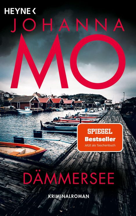 HEYNÖ < JOHANNA MO DÄMMERSEE SPIGEL Bestseller Jetzt als Taschenbuch  KRIMINALROMAN. Ein Steg, Boote, dunkler Himmel.