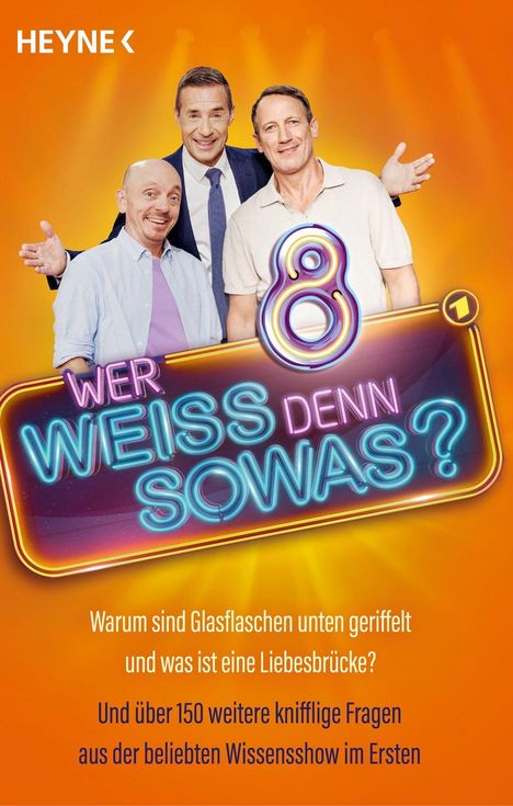 Text: "WER WEISS DENN SOWAS? 8". Darunter drei Männer lächelnd vor orangefarbenem Hintergrund.