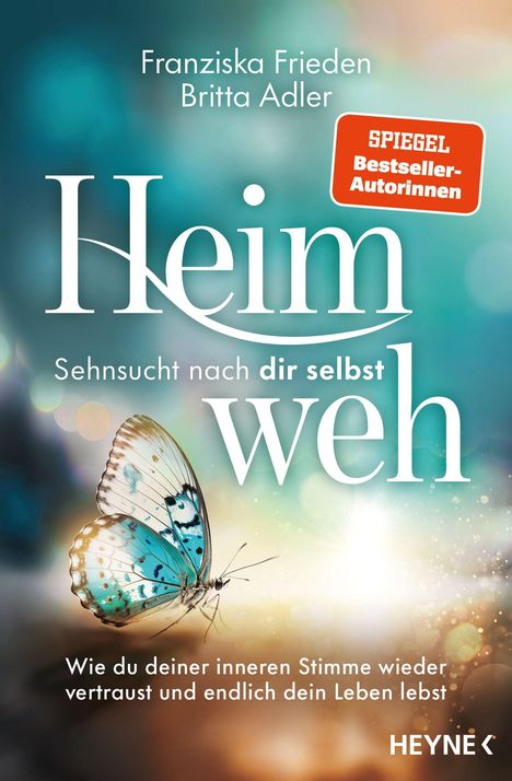 „Sehnsucht nach dir selbst“. Ein Schmetterling vor unscharfem, hellem Hintergrund, darunter der Name eines Verlags.