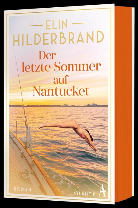 „Der letzte Sommer auf Nantucket“ von Elin Hilderbrand. Eine Frau springt von einem Boot ins Meer bei Sonnenuntergang.