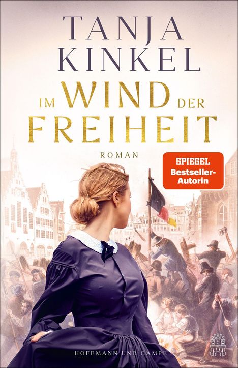Titel: "Im Wind der Freiheit". Autorin: Tanja Kinkel. "Spiegel Bestseller-Autorin". Eine Frau in historischer Kleidung vor Protestszene.