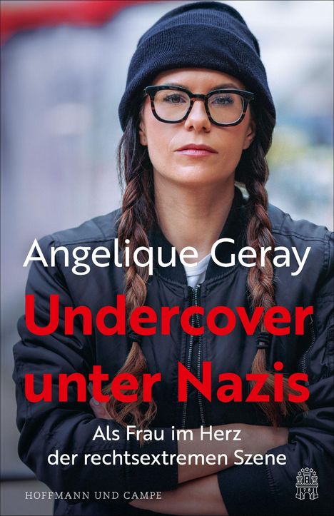 Titel: "Undercover unter Nazis". Untertitel: "Als Frau im Herz der rechtsextremen Szene". Frau mit Brille und Mütze.