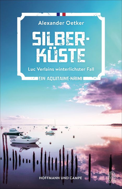 "Alexander Oetker, SILBERKÜSTE, Luc Verlains winterlichster Fall, EIN AQUITAIN-KRIMI. Boote auf stiller, rosa gefärbter See."