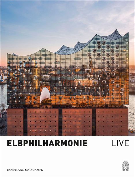 Text: ELBPHILHARMONIE LIVE. Gebäude mit wellenförmigem Glasdach, Backstein-Sockel, Sonnenuntergang. Logo unten rechts.