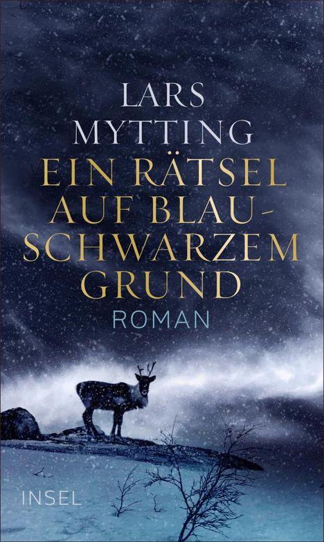 Text: "LARS MYTTING EIN RÄTSEL AUF BLAU-SCHWARZEM GRUND ROMAN INSEL." 

Winterlandschaft mit Rentier.