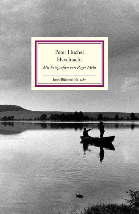 „Peter Huchel, Havelnacht, Mit Fotografien von Roger Melis, Insel-Bücherei Nr. 1487“. Schwarzweißfoto: Zwei Personen angeln im Boot auf einem ruhigen See, im Hintergrund Bäume und Hügel.