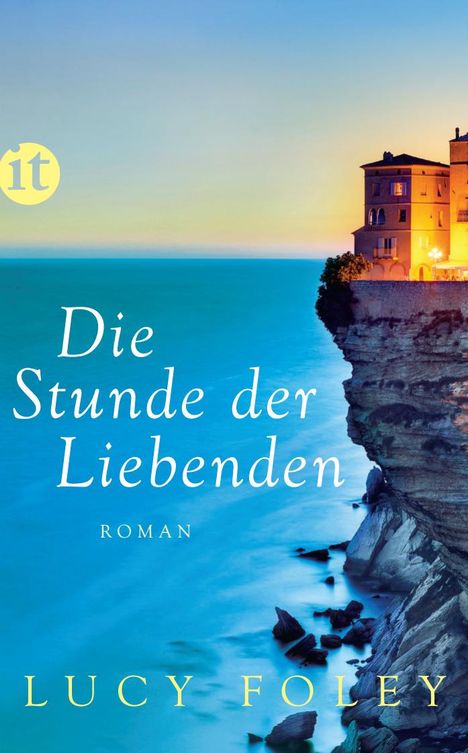 „Die Stunde der Liebenden“, Roman von Lucy Foley, neben felsiger Küste mit Haus bei Sonnenuntergang.