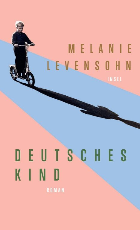 "MELANIE LEVENSOHN INSEL DEUTSCHES KIND ROMAN". Ein Kind auf einem Roller mit langem Schatten auf rosa-blauem Hintergrund.