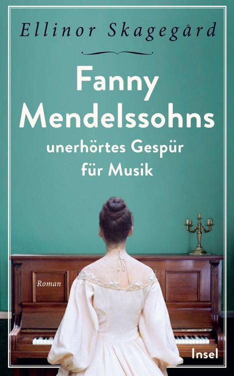 Der Text beschreibt "Fanny Mendelssohns unerhörtes Gespür für Musik". Eine Frau im Kleid steht vor einem Klavier.