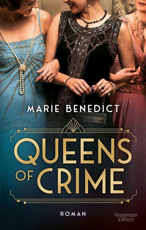 "Marie Benedict: Queens of Crime. Roman." Drei elegant gekleidete Frauen im Gespräch, tragen Perlenketten.