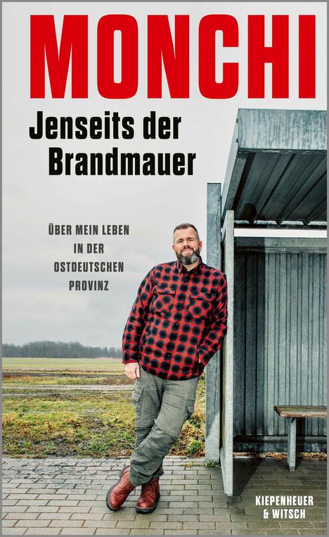"MONCHI. Jenseits der Brandmauer. Über mein Leben in der ostdeutschen Provinz." Ein Mann lehnt an einer Bushaltestelle.