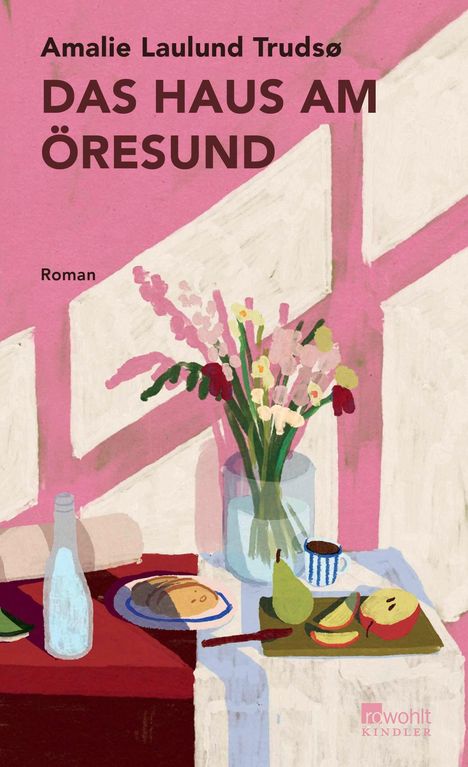 "Amalie Laulund Trudsø, DAS HAUS AM ÖRESUND, Roman. Illustration: Vase mit Blumen, Brot, Apfel und Getränk auf Tisch."