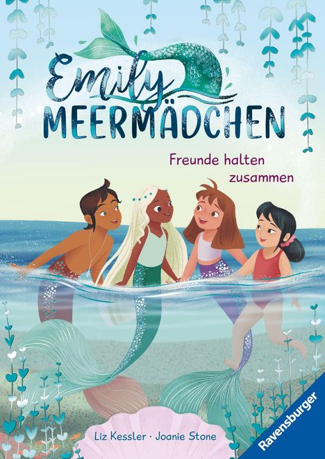 "Emily Meermädchen: Freunde halten zusammen." Vier Meerjungfrauen lächeln im Wasser, umgeben von Pflanzen.