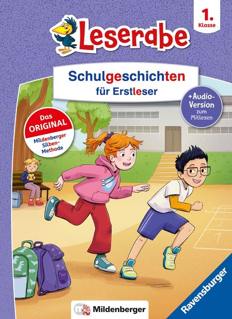 Text: "Leserabe. Schulgeschichten für Erstleser. Das Original. Mildenberger Silben-Methode. +Audio-Version zum Mitlesen."

Zwei Kinder rennen lachend auf einem Schulhof.