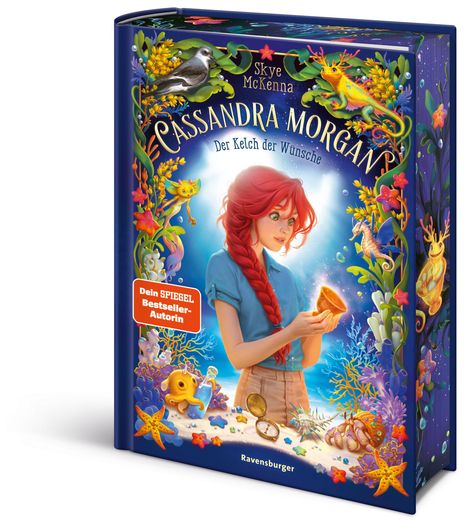 „Cassandra Morgan: Der Kelch der Wünsche“ von Skye McKenna. Eine junge Frau mit rotem Zopf hält einen leuchtenden Kelch.