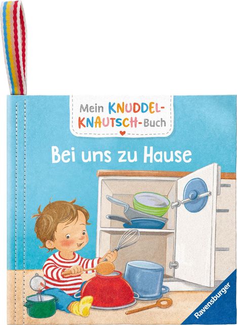 "Mein Knuddel-Knautsch-Buch. Bei uns zu Hause." Illustration: Kind spielt mit Küchenutensilien neben einem offenen Schrank.
