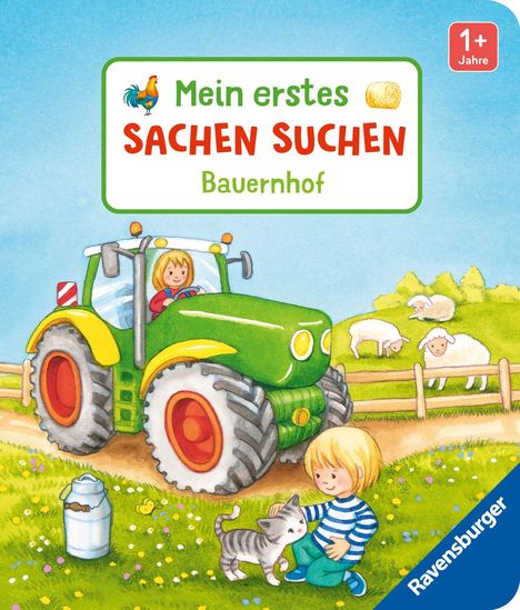„Mein erstes SACHEN SUCHEN Bauernhof.“ Ein Junge streichelt eine Katze vor einem grünen Traktor, im Hintergrund Schafe.