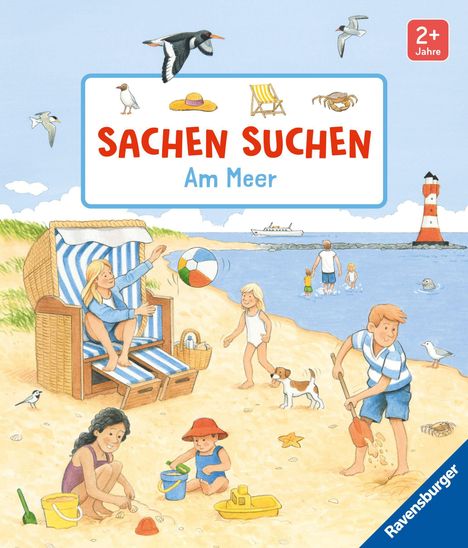 „Sachen suchen: Am Meer“. Illustration zeigt entspannte Familien am Strand beim Sandburgenbauen und Spielen im Wasser.