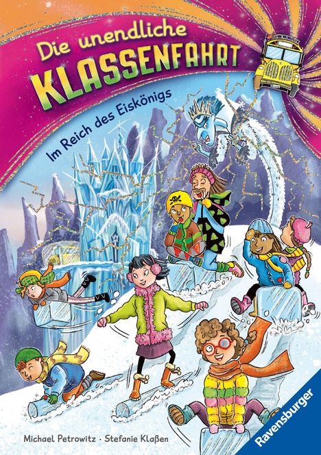 „Die unendliche Klassenfahrt“ in bunten Buchstaben. Kinder und lustiger Eiskönig rutschen auf Eisklötzen. Ein Schulbus oben.