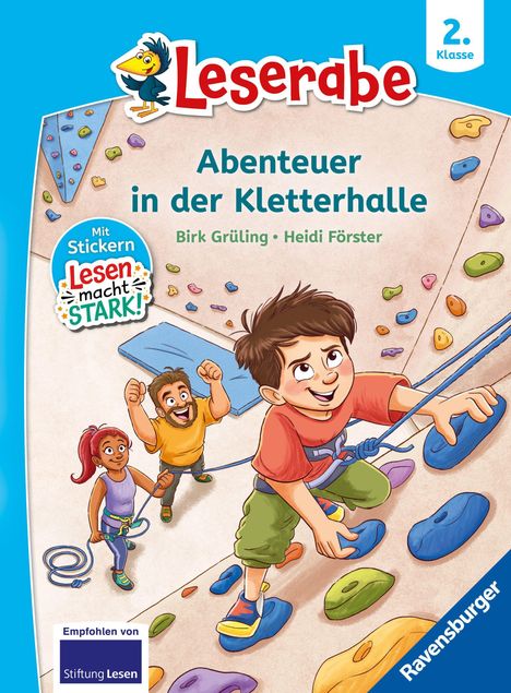 "Abenteuer in der Kletterhalle", "Mit Stickern"... Ein Junge klettert fröhlich an einer Kletterwand, während zwei Personen zuschauen.