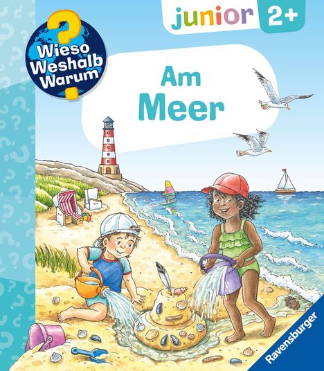 "Am Meer", "junior 2+", "Wieso Weshalb Warum" sind die Texte. Kinder spielen am Strand, bauen eine Sandskulptur.