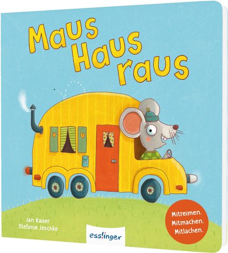 "Maus Haus raus" in großen, gelben Buchstaben auf hellblauem Hintergrund. Illustration: Maus in gelbem Bus.