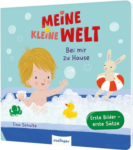 "MEINE KLEINE WELT: Bei mir zu Hause" über einem Kind mit Spielzeug im Schaumbad.