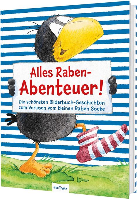 "Alles Raben-Abenteuer! Die schönsten Bilderbuch-Geschichten zum Vorlesen vom kleinen Raben Socke" steht auf einem Schild, gehalten von einem illustrierten Raben mit roter Ringelsocke auf grünem Gras und blauen Streifen im Hintergrund.