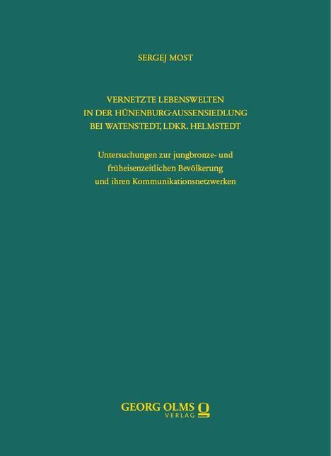 Text: SERGEJ MOST, VERNETZTE LEBENSWELTEN IN DER HÜNENBURG-AUSSENSIEDLUNG BEI WATENSTEDT, LDKR. HELMSTEDT. Grüner Hintergrund.