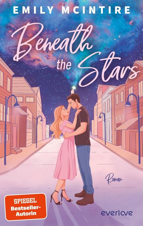 "Beneath the Stars. Spiegel Bestseller-Autorin. Illustration: Ein Paar umarmt sich auf einer nächtlichen, beleuchteten Straße."