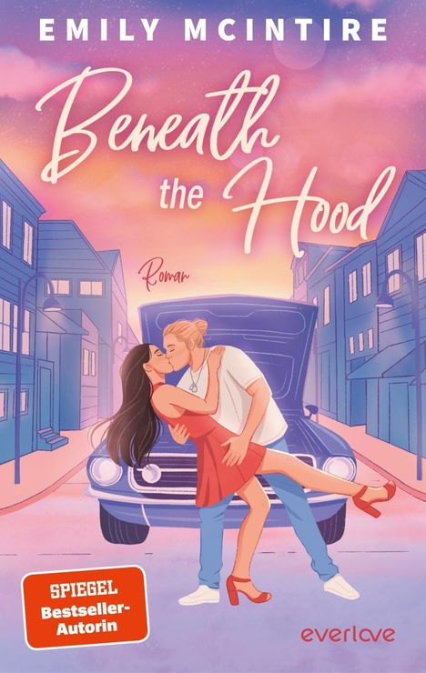 Text: "Emily McIntire, Beneath the Hood, Roman, SPIEGEL Bestseller-Autorin, everlove." 
Zwei Menschen küssen sich vor einem Auto bei Sonnenuntergang.
