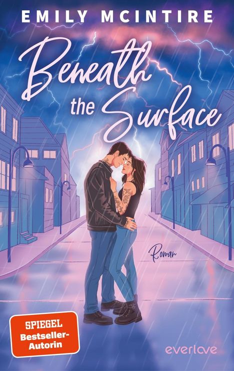 "Emily McIntire, Beneath the Surface, Roman, SPIEGEL Bestseller-Autorin. Ein Paar umarmt sich in einer regenreichen Straße."