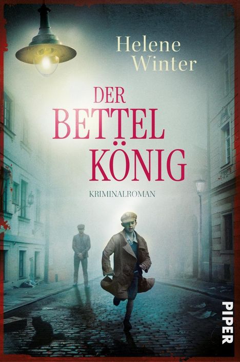 „Der Bettel König“ von Helene Winter. Kriminalroman. Zwei Jungen rennen bei Nacht durch eine nebelige, alte Stadtstraße.