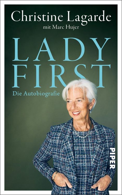Christine Lagarde, "LADY FIRST: Die Autobiografie". Frau lächelt in kariertem Blazer vor grünem Hintergrund.