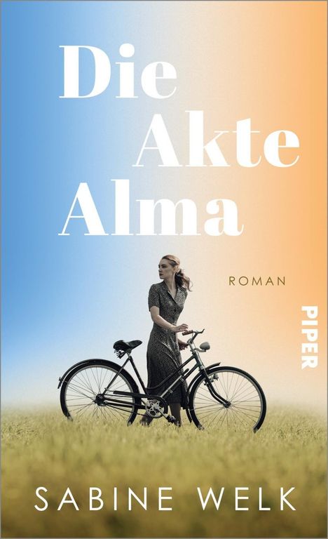 "Die Akte Alma" und "Sabine Welk" in großer Schrift. Frau, die ein Fahrrad auf einem Feld schiebt.