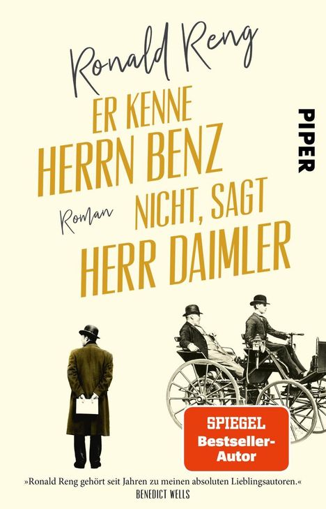 "Ronald Reng: Er kenne Herrn Benz nicht, sagt Herr Daimler. Roman. PIPER. Zwei Männer, einer steht, zwei sitzen in einem Auto."
