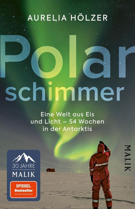 „Aurelia Hölzer. Polarschimmer. Eine Welt aus Eis und Licht – 54 Wochen in der Antarktis.“ Person unter Polarlichtern.