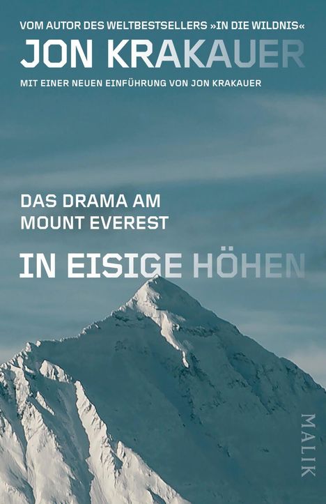Text: „JON KRAKAUER“, „DAS DRAMA AM MOUNT EVEREST“, „IN EISIGE HÖHEN“. Ein schneebedeckter Berg unter blauem Himmel.