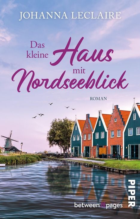 „Das kleine Haus mit Nordseeblick, Roman.“ Nordsee, bunte Häuser, Windmühle, ruhige Landschaft.