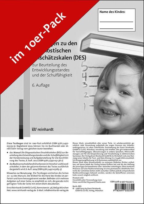 „im 10er-Pack“ auf rotem Banner. „Name des Kindes:“ mit Linien. Schwarzes und weißes Design mit lachendem Kind und Buch.