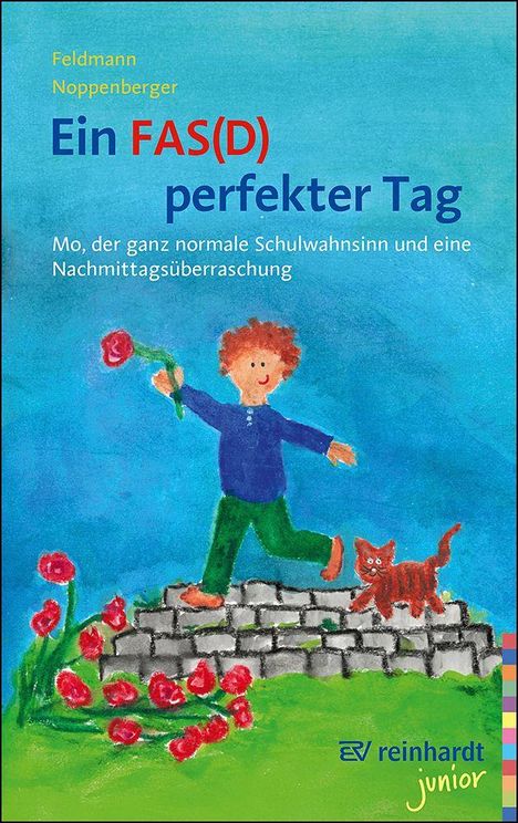 Ein Junge mit Blumen und Katze auf einer Mauer, umgeben von Blumen, auf blauem Hintergrund.