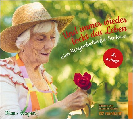 "Und immer wieder lockt das Leben. Eine Hörgeschichte für Senioren. 2. Auflage. Gelesen von Susanne Häusler." Eine ältere Frau im Garten mit Strohhut und Rose.
