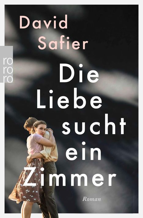 „David Safier. Die Liebe sucht ein Zimmer. Roman.“ Zwei Personen umarmen sich.
