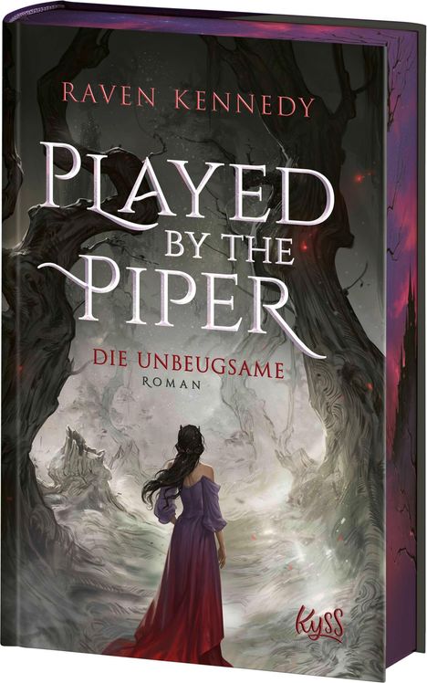 "Raven Kennedy: Played by the Piper. Die Unbeugsame. Roman. Eine Frau in rotem Kleid steht vor düsteren Bäumen."